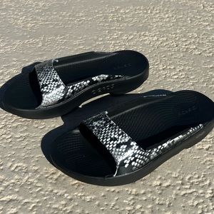 Oofos Ooahh slid. Black and silver snake print. Women Size 8.